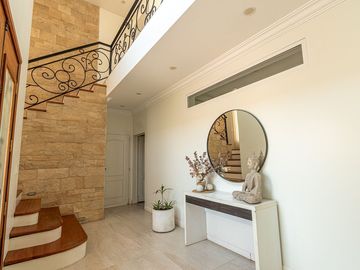Venta Imponente Casa Barrio El Resguardo - C.Evita