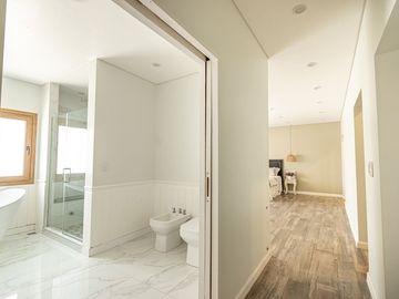 Venta Imponente Casa Barrio El Resguardo - C.Evita