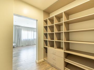 Venta Imponente Casa Barrio El Resguardo - C.Evita