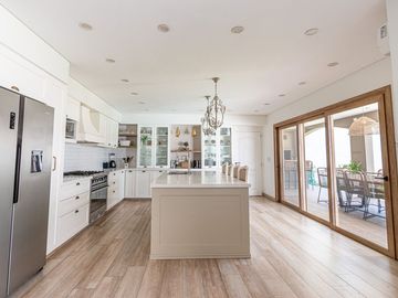 Venta Imponente Casa Barrio El Resguardo - C.Evita