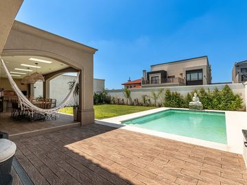 Venta Imponente Casa Barrio El Resguardo - C.Evita