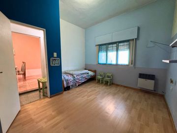 CASA EN VENTA 4 AMBIENTES EN LONGCHAMPS
