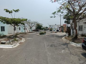Casa de un piso y 2 recámaras en Fracc. Paseo de las Palmas. Cerca de Tejería y Cd. Industrial