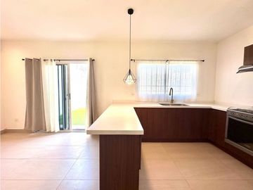 Casa en renta de tres pisos con PANELES en Lumina Dominio Cumbres