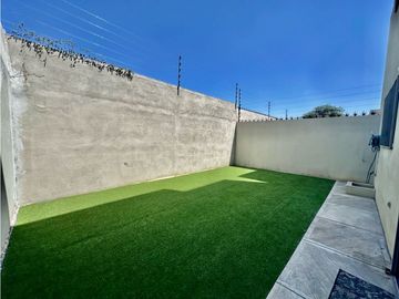Casa en renta de tres pisos con PANELES en Lumina Dominio Cumbres