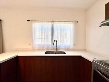 Casa en renta de tres pisos con PANELES en Lumina Dominio Cumbres
