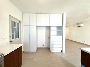 Casa en renta de tres pisos con PANELES en Lumina Dominio Cumbres