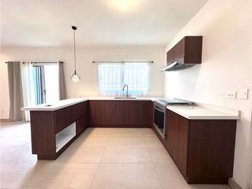 Casa en renta de tres pisos con PANELES en Lumina Dominio Cumbres