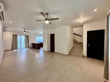 Casa en renta de tres pisos con PANELES en Lumina Dominio Cumbres