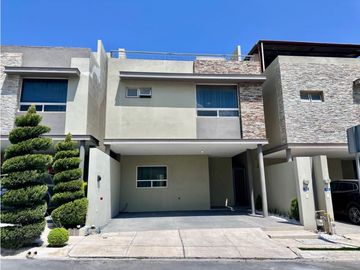 Casa en renta de tres pisos con PANELES en Lumina Dominio Cumbres