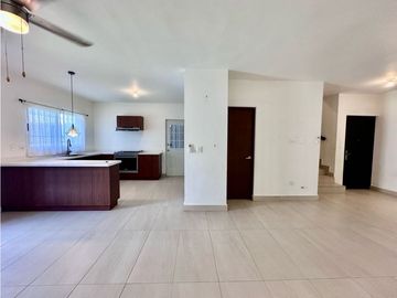 Casa en renta de tres pisos con PANELES en Lumina Dominio Cumbres