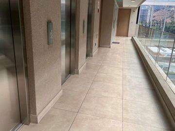 Oficina 58 m² + 2 Est. Av. Las Condes