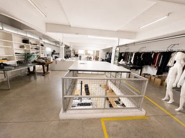 ALQUILER GALPÓN CON DEPÓSITO, ÁREA DE PRODUCCIÓN, SHOWROOM Y OFICINAS EN MUNRO 604 METROS