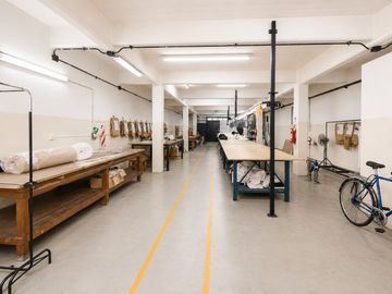 ALQUILER GALPÓN CON DEPÓSITO, ÁREA DE PRODUCCIÓN, SHOWROOM Y OFICINAS EN MUNRO 604 METROS