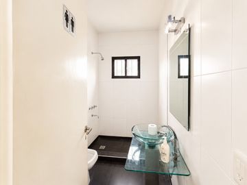 ALQUILER GALPÓN CON DEPÓSITO, ÁREA DE PRODUCCIÓN, SHOWROOM Y OFICINAS EN MUNRO 604 METROS
