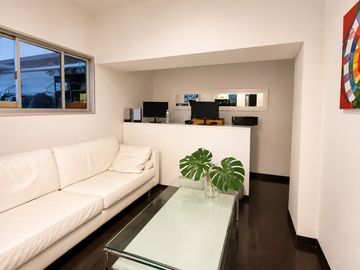 ALQUILER GALPÓN CON DEPÓSITO, ÁREA DE PRODUCCIÓN, SHOWROOM Y OFICINAS EN MUNRO 604 METROS