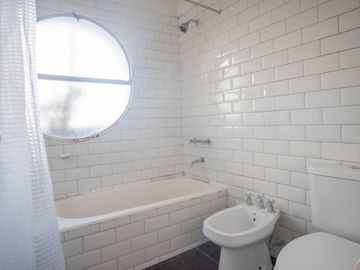 Venta | Semipiso | 4 dormitorios | Hab. de servicio | Cochera fija | Baulera | SUM | Palier privado | Flores