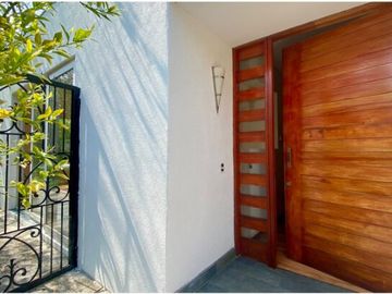 UF 19.800 Magnifica casa 2 pisos, 4D/4B, piscina, barrio residencial y excelente conectividad.