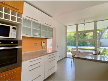 UF 19.800 Magnifica casa 2 pisos, 4D/4B, piscina, barrio residencial y excelente conectividad.