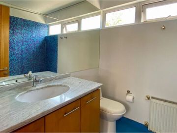 UF 19.800 Magnifica casa 2 pisos, 4D/4B, piscina, barrio residencial y excelente conectividad.