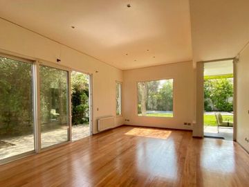 UF 19.800 Magnifica casa 2 pisos, 4D/4B, piscina, barrio residencial y excelente conectividad.