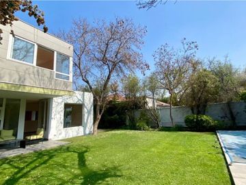 UF 19.800 Magnifica casa 2 pisos, 4D/4B, piscina, barrio residencial y excelente conectividad.