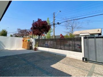UF 19.800 Magnifica casa 2 pisos, 4D/4B, piscina, barrio residencial y excelente conectividad.