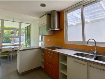 UF 19.800 Magnifica casa 2 pisos, 4D/4B, piscina, barrio residencial y excelente conectividad.