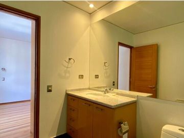 UF 19.800 Magnifica casa 2 pisos, 4D/4B, piscina, barrio residencial y excelente conectividad.