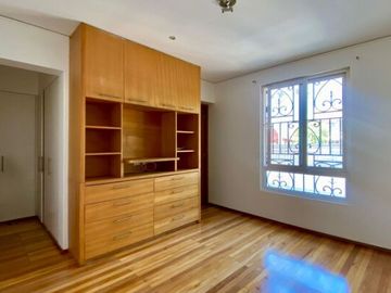 UF 19.800 Magnifica casa 2 pisos, 4D/4B, piscina, barrio residencial y excelente conectividad.