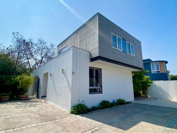 UF 19.800 Magnifica casa 2 pisos, 4D/4B, piscina, barrio residencial y excelente conectividad.