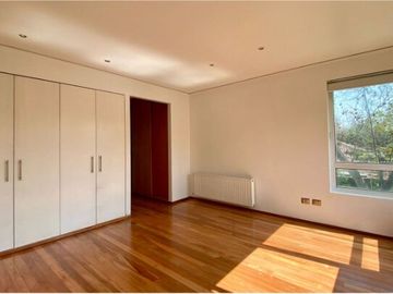 UF 19.800 Magnifica casa 2 pisos, 4D/4B, piscina, barrio residencial y excelente conectividad.