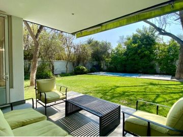 UF 19.800 Magnifica casa 2 pisos, 4D/4B, piscina, barrio residencial y excelente conectividad.