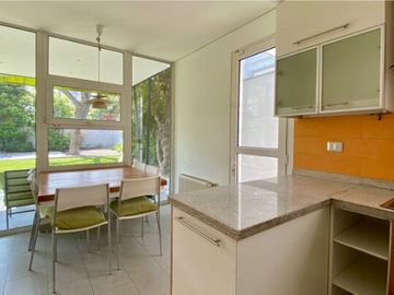 UF 19.800 Magnifica casa 2 pisos, 4D/4B, piscina, barrio residencial y excelente conectividad.