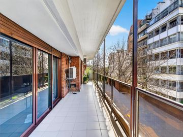 Venta piso 4 ambientes con dependencia, balcón terraza y guardacoches en Las Cañitas