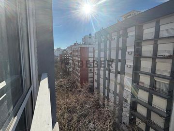 En venta ambiente a la calle con balcon frances, Centro