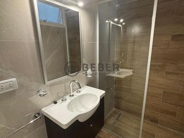 En venta ambiente a la calle con balcon frances, Centro