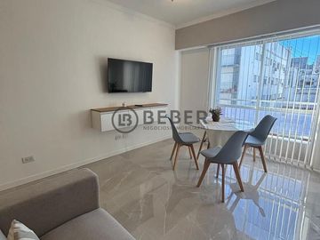 En venta ambiente a la calle con balcon frances, Centro