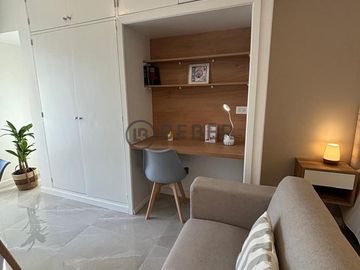 En venta ambiente a la calle con balcon frances, Centro