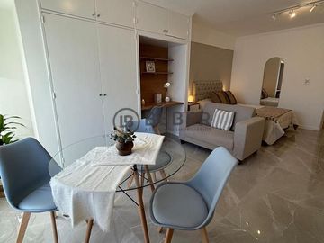 En venta ambiente a la calle con balcon frances, Centro