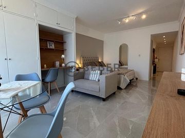 En venta ambiente a la calle con balcon frances, Centro