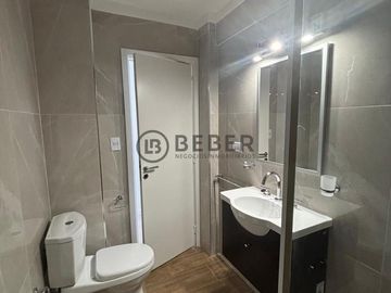 En venta ambiente a la calle con balcon frances, Centro