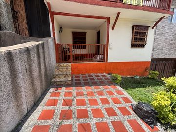 VENDO CASA DE DOS NIVELES EN GUAYABAL - LA COLINA
