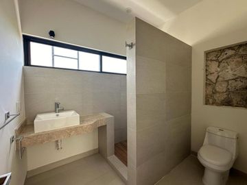 Casa en Venta en Vía Cumbres | Alberca | 3 Recámaras | Diseño Moderno con Acabados Naturales