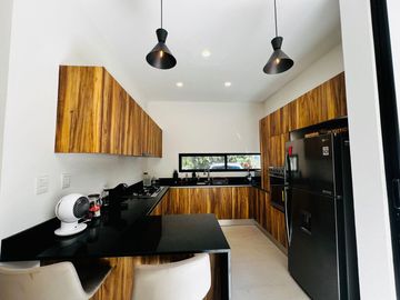 Casa en Venta en Vía Cumbres | Alberca | 3 Recámaras | Diseño Moderno con Acabados Naturales