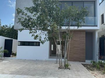 Casa en Venta en Vía Cumbres | Alberca | 3 Recámaras | Diseño Moderno con Acabados Naturales