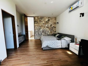 Casa en Venta en Vía Cumbres | Alberca | 3 Recámaras | Diseño Moderno con Acabados Naturales