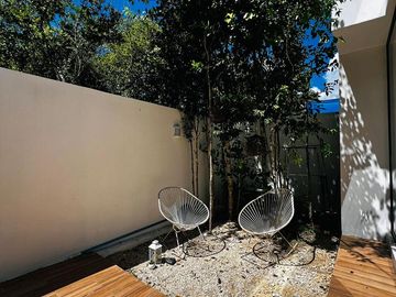 Casa en Venta en Vía Cumbres | Alberca | 3 Recámaras | Diseño Moderno con Acabados Naturales
