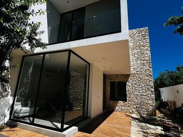 Casa en Venta en Vía Cumbres | Alberca | 3 Recámaras | Diseño Moderno con Acabados Naturales