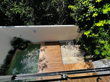 Casa en Venta en Vía Cumbres | Alberca | 3 Recámaras | Diseño Moderno con Acabados Naturales